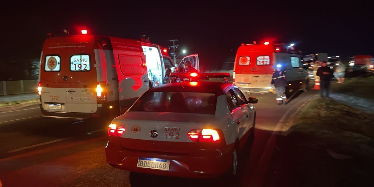 Caminhonete S10 colide em ambulância do Samu e caminhão na BR-277 em Cascavel