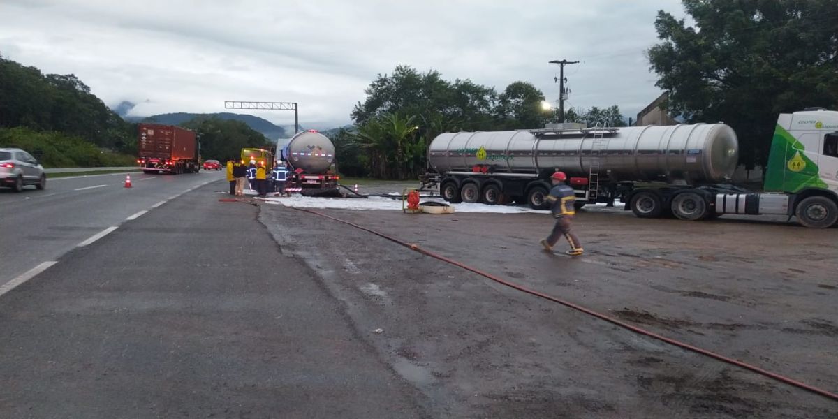 Colisão entre caminhões provoca vazamento de gasolina na BR-277, no litoral do Paraná