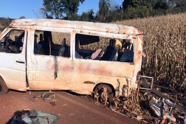 Imagem referente a notícia: Van capota entre distritos de Marechal Rondon e deixa um morto e vários feridos