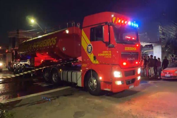 Imagem referente a notícia: Incêndio destrói parte de oficina mecânica no Bairro Maria Luiza em Cascavel