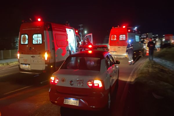 Caminhonete S10 colide em ambulância do Samu e caminhão na BR-277 em Cascavel