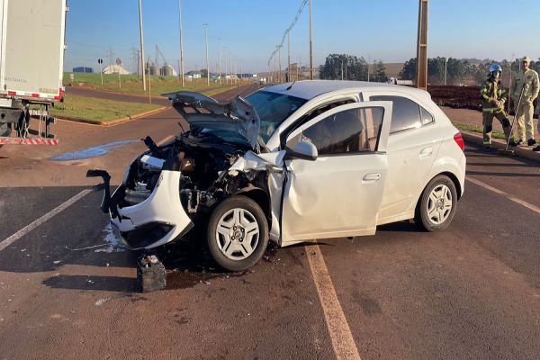 Imagem referente a notícia: Motorista fica ferido após colisão entre carro e caminhão na PR-486 em Cascavel