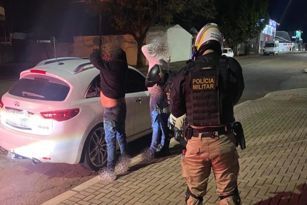Imagem referente a notícia: PM aborda carro de luxo com mais de R$ 10 mil em dívidas e condutor sem CNH na região norte de Cascavel