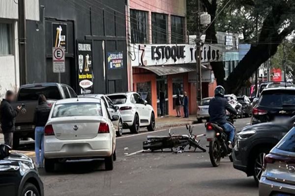 Imagem referente a notícia: Motociclista fica ferido após colisão com carro no Centro de Cascavel