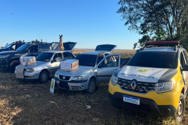 Imagem referente a notícia: BPFRON intercepta dois veículos carregados com cigarros contrabandeados em Nova Santa Rosa