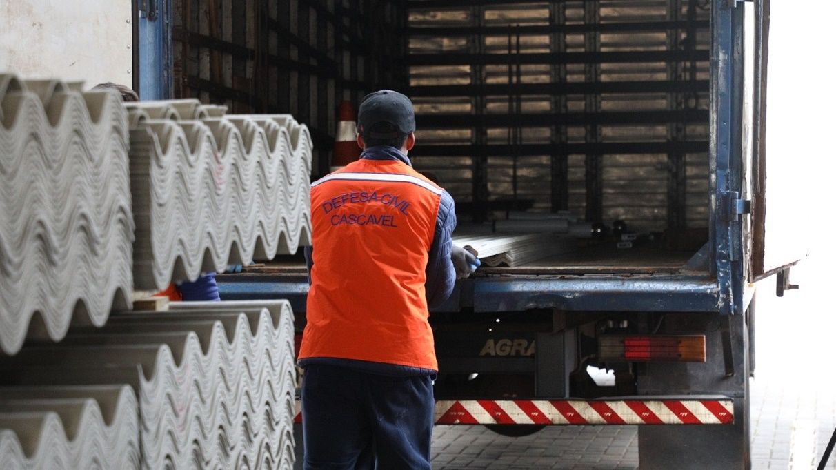 Defesa Civil de Cascavel mantém estoque abastecido com telhas e lonas e está pronta para atender situações de emergência