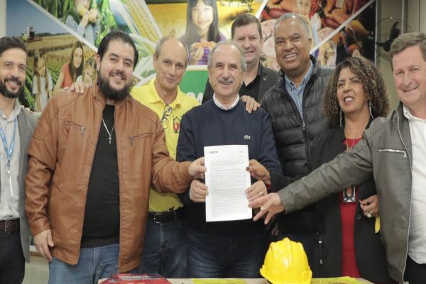 Imagem referente a notícia: Com doação de terreno, Prefeitura de Cascavel viabiliza construção de mais 96 moradias populares