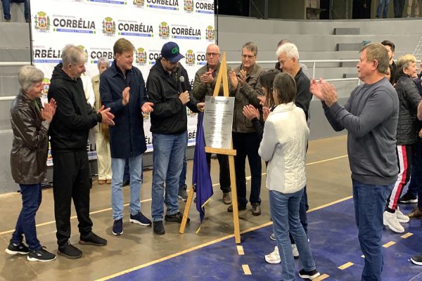 Imagem referente a notícia: Praça revitalizada e cidadania em movimento: Corbélia celebra noite de entregas e homenagens