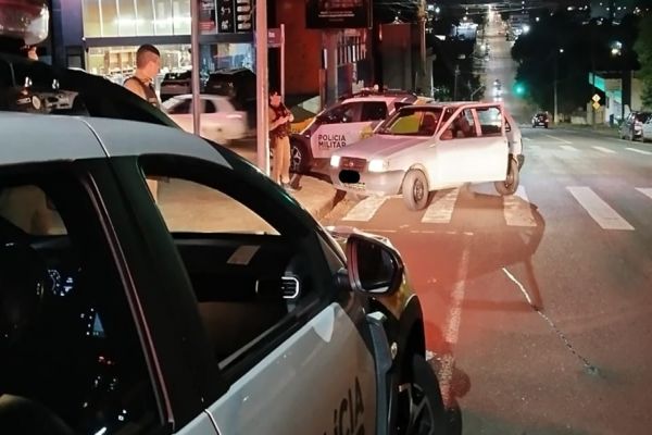 Imagem referente a notícia: Condutor embriagado tenta fugir da PM e é preso após perseguição de 3 km em Cascavel