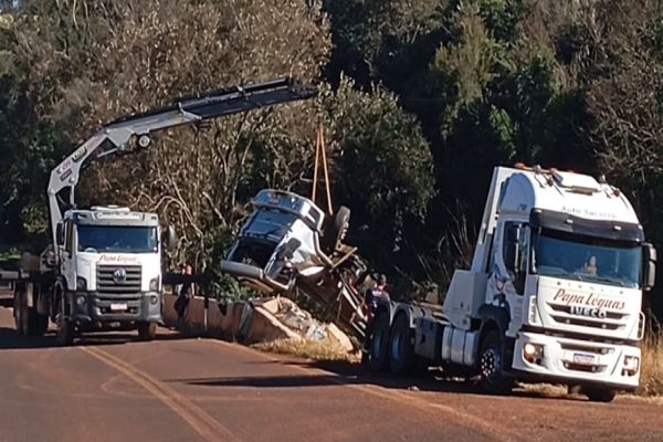 Imagem referente a notícia: Caminhão tombado interdita trecho da PR-180 em Cascavel