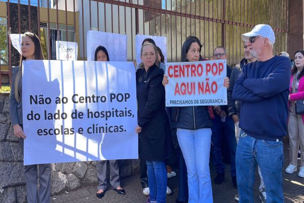 Manifestação reúne moradores e comerciantes contra instalação do Centro Pop na Rua Santa Catarina
