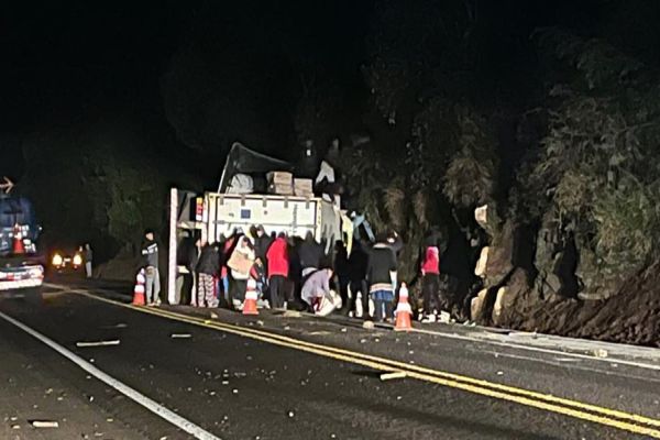 Caminhão tomba com carga de frango congelado na BR-277 em Laranjeiras do Sul: Carga foi saqueada!