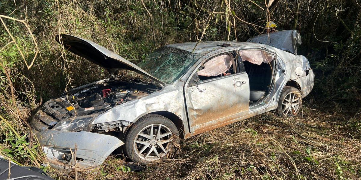Carro despenca de ribanceira e deixa um morto e um ferido na BR-280, no sudoeste do Paraná