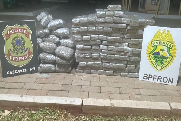 Imagem referente a notícia: Mulher é presa e mais de 130 kg de maconha são apreendidos após perseguição na BR-277, em Santa Tereza do Oeste