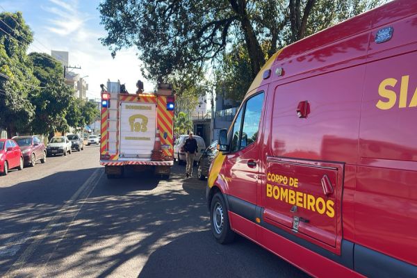 Imagem referente a notícia: Colisão entre carro e caminhonete deixa mulher ferida no Bairro São Cristóvão em Cascavel