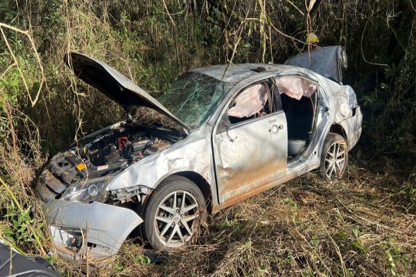 Imagem referente a notícia: Carro despenca de ribanceira e deixa um morto e um ferido na BR-280, no sudoeste do Paraná