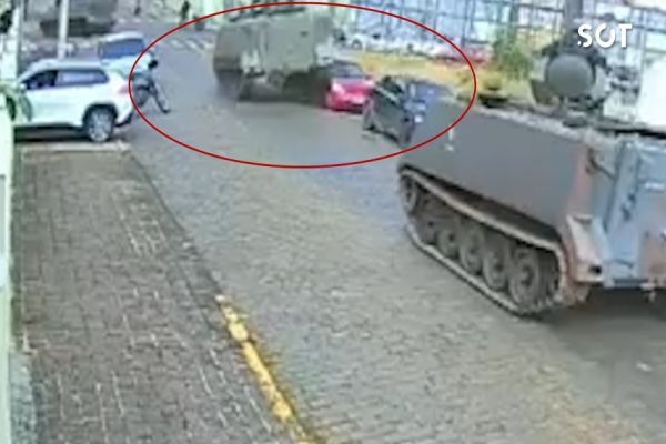 Imagem referente a notícia: Tanque do Exército passa por cima de carro estacionado em Ponta Grossa