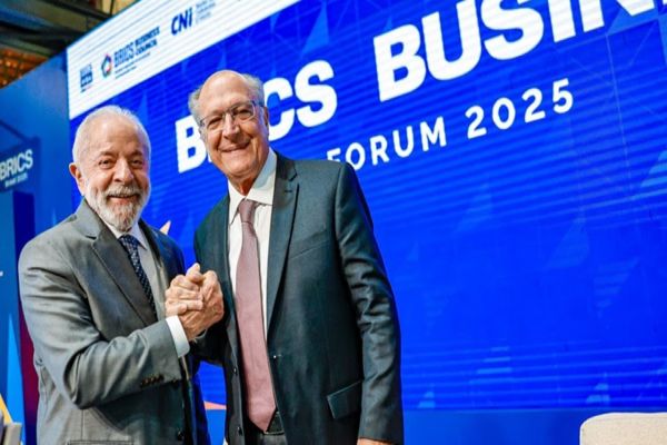 Imagem referente a notícia: Lula no Fórum Empresarial do BRICS: “Cabe aos governos abrir portas e aos empresários fazer negócios”