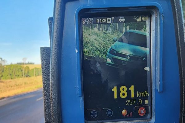Condutor é flagrado a mais do dobro da velocidade em operação na PR-490