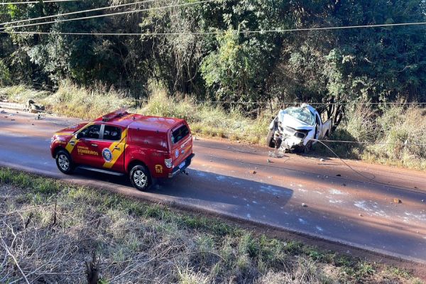 Caminhonete colide contra poste e deixa motorista em estado grave na estrada rio da paz em Cascavel