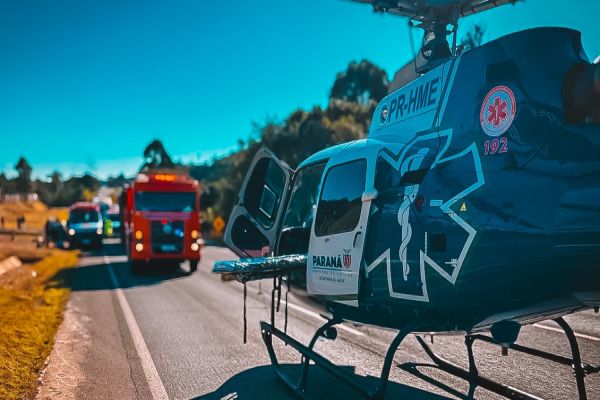 Imagem referente a notícia: Grave colisão entre carro e caminhão mobiliza socorristas na BR-277 em Guaraniaçu