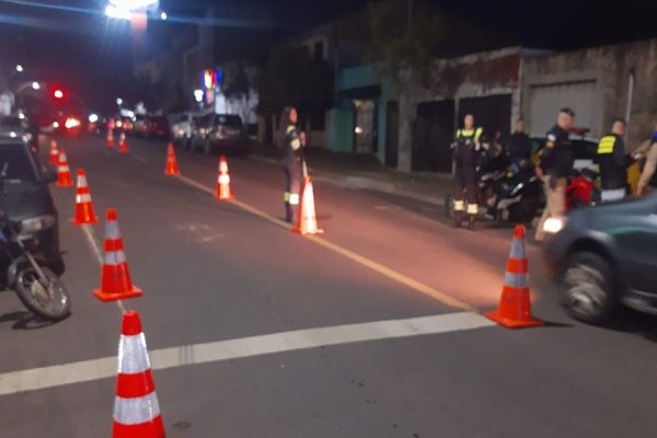 Imagem referente a notícia: Operação Lei Seca reforça segurança no trânsito e prende condenado por estupro de vulnerável em Cascavel
