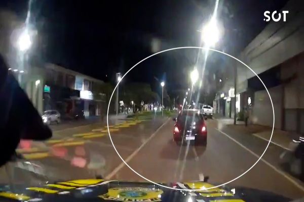 Imagem referente a notícia: Condutor foge da PRF em Ubiratã e é preso pela 12ª vez por transporte irregular de mercadorias