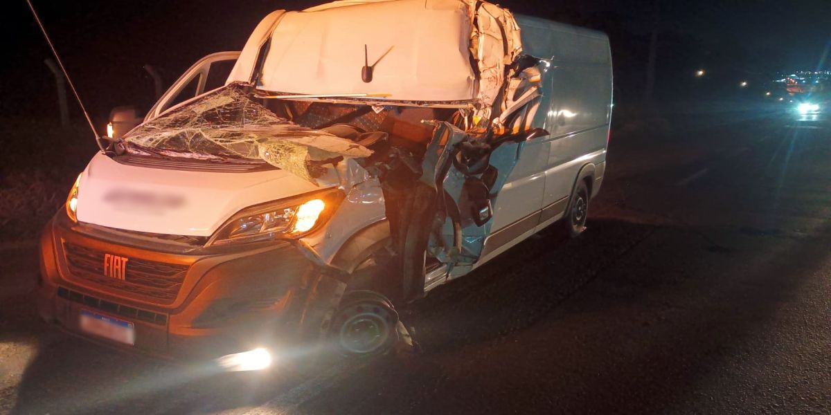 Colisão traseira deixa uma pessoa ferida na BR-376 em Ponta Grossa