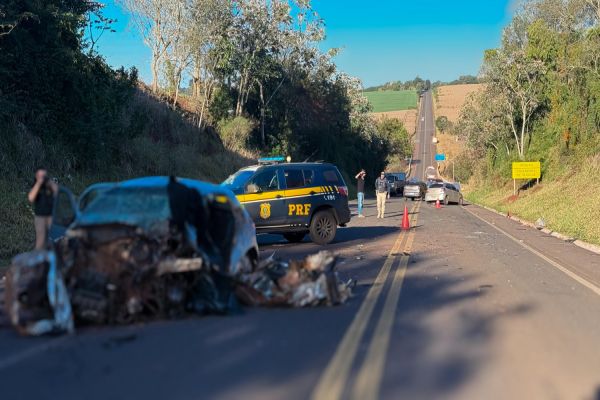 Imagem referente a notícia: Pai e filho morrem e outras duas pessoas ficam feridas em acidente na Estrada Boiadeira no Paraná
