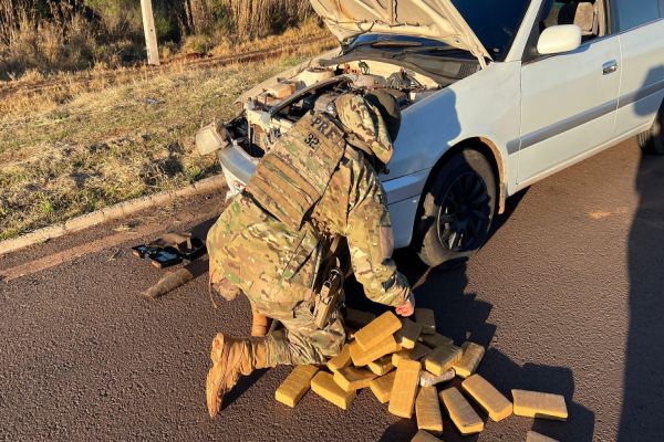 Imagem referente a notícia: Casal usava falsa viagem em família para transportar 40 kg de maconha pela BR-277 em Santa Tereza do Oeste