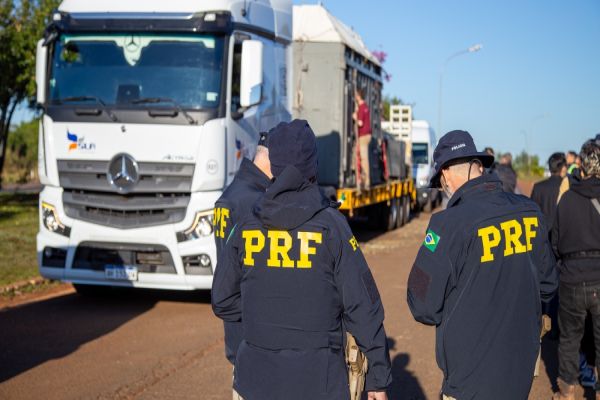 PRF escolta elefanta Kenya em travessia do Paraná ao Mato Grosso rumo a santuário especializado