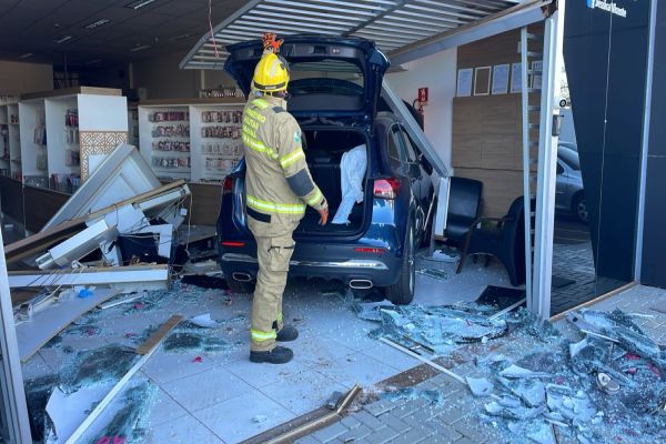 Imagem referente a notícia: SUV invade loja no Centro de Cascavel