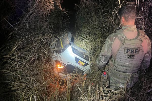 Imagem referente a notícia: Motorista foge da PRF e abandona carro com 200 kg de maconha em ribanceira às margens da BR-277, em Santa Tereza do Oeste