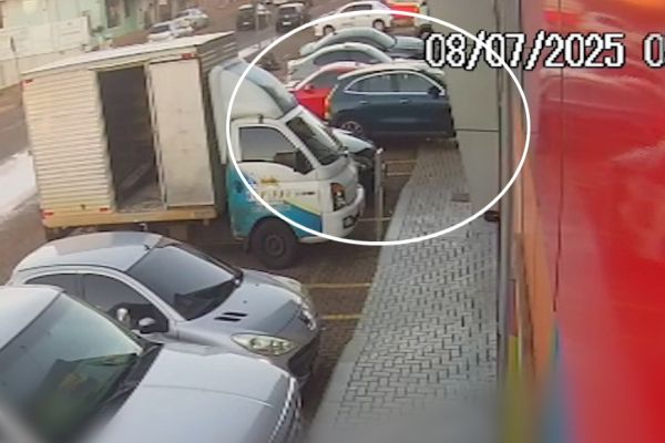 Imagem referente a notícia: Câmeras de segurança registram momento em que SUV invade loja no Centro de Cascavel