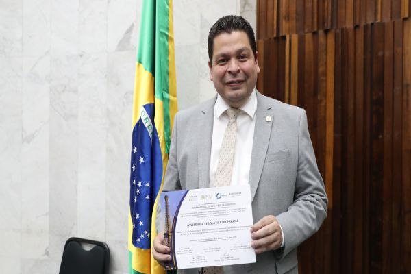 Imagem referente a notícia: Assembleia Legislativa do Paraná é homenageada na França pelo Selo Diamante de Transparência