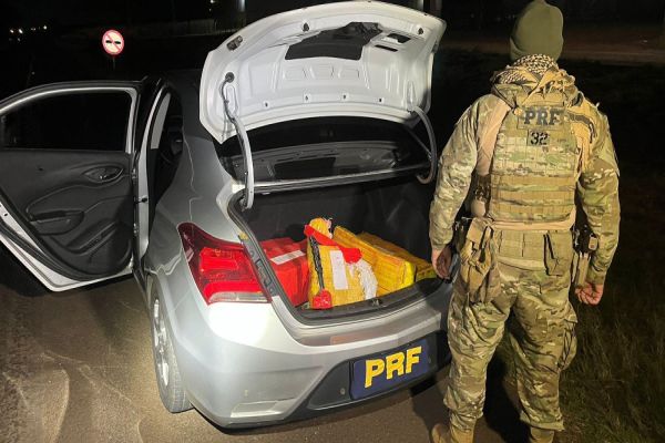 Imagem referente a notícia: PRF prende motorista com 247 kg de maconha na BR-277, em Céu Azul
