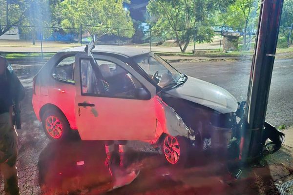 Imagem referente a notícia: Condutor embriagado colide contra poste e é preso pela PM, no Bairro Universitário em Cascavel