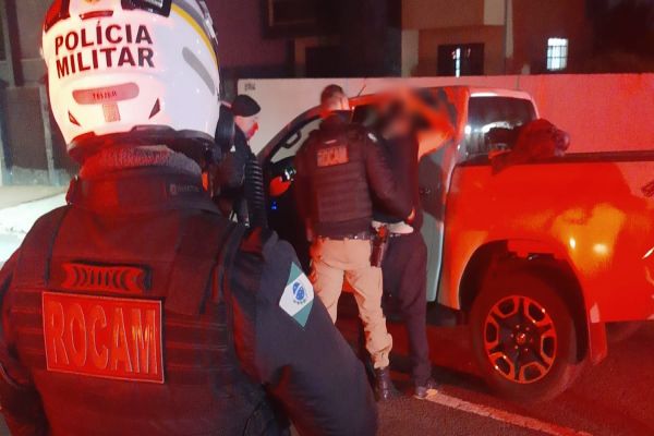 Imagem referente a notícia: Furto frustrado: PM recupera Hilux furtada e prende suspeito em flagrante no Centro de Cascavel