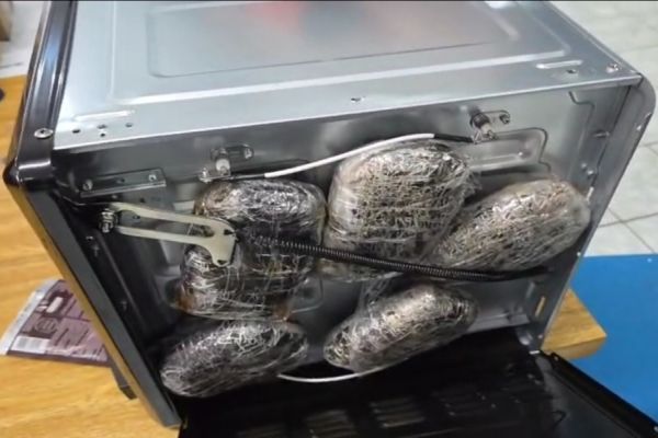 Imagem referente a notícia: Forno “Recheado”: Receita Federal desvenda 5 kg de haxixe escondidos em eletrodoméstico