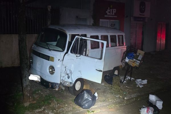 Colisão entre três veículos interdita vias e deixa motociclista ferido no Centro de Cascavel