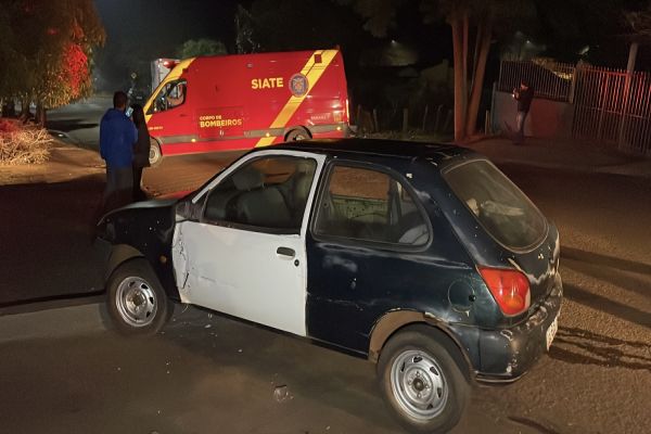 Motorista sofre ferimentos após perder o controle e subir no meio-fio no Bairro Floresta em Cascavel