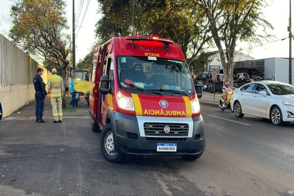 Batida entre caminhão e carro deixa mulher e criança feridas na Avenida Rocha Pombo, em Cascavel