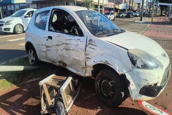 Imagem referente a notícia: Após colisão com Kombi, Ford Ka invade calçada e derruba placa de sinalização no Centro de Cascavel
