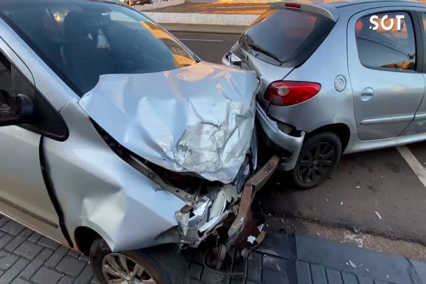 Imagem referente a notícia: Quatro carros se envolvem em acidente no Centro de Cascavel; Duas pessoas ficam feridas