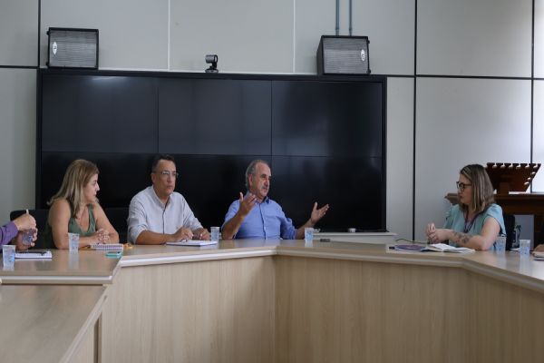 Imagem referente a notícia: Após 7 meses, Renato Silva não propõe solução para defasagem de 22,36% no Piso do Magistério