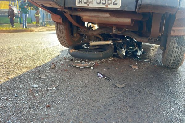 Imagem referente a notícia: Motociclista fica gravemente ferido após colisão frontal com picape no Bairro Brasmadeira em Cascavel