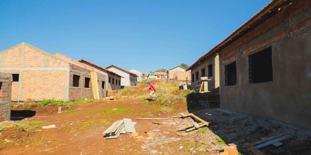 Construção de 117 casas avança no Conjunto Favo de Mel, em Cascavel