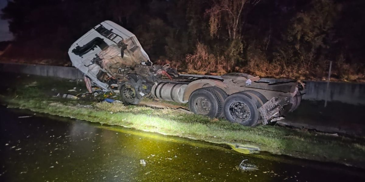 Caminhão carregado de óleo vegetal tomba na BR-376  em Tibagi e deixa uma pessoa gravemente ferida