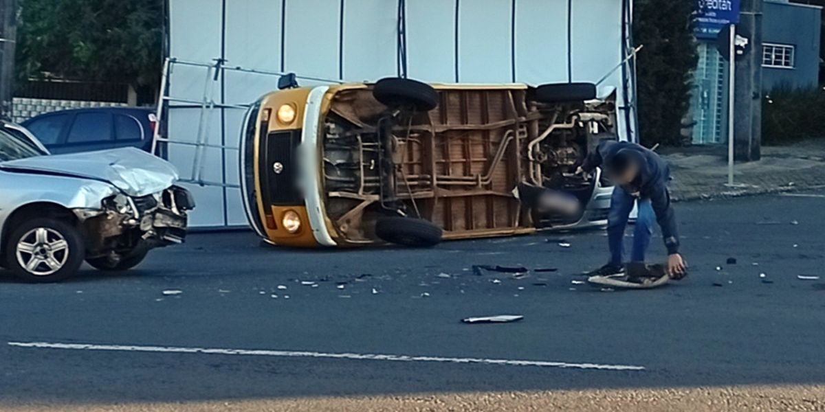Colisão entre Kombi e Saveiro provoca tombamento e interdita cruzamento no bairro Coqueiral