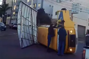 Colisão entre Kombi e Saveiro provoca tombamento e interdita cruzamento no bairro Coqueiral